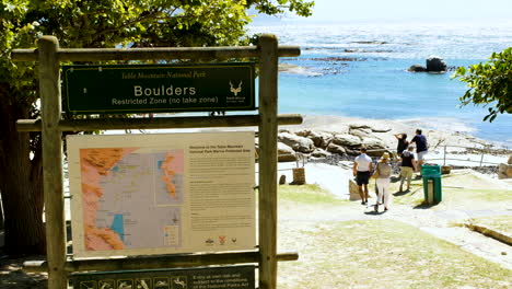 Turistas-Disfrutando-De-Un-Hermoso-Día-En-La-Playa-De-Seaforth,-Parque-Nacional-De-La-Montaña-De-La-Mesa