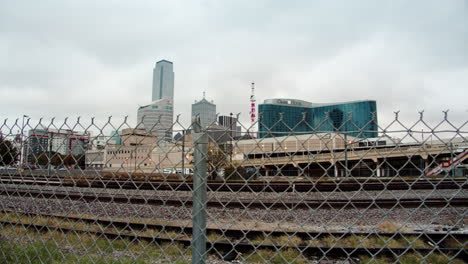 Blick-Auf-Die-Innenstadt-Von-Dallas,-Texas-Und-Die-Eisenbahn