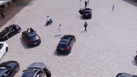 Vista-Aérea-De-Los-Círculos-Del-Convoy-De-Coches-De-Bodas-Port-Marianne-Square-Y-El-Ayuntamiento-De-Montpellier