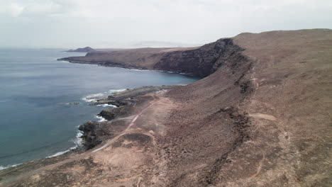 Drohnenübersicht-über-Die-Westküste-Von-Lanzarote-In-Der-Nähe-Von-Tenesar