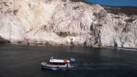 Menschen-Mit-Segelboot-An-Der-Küste-Der-Insel-Santorin