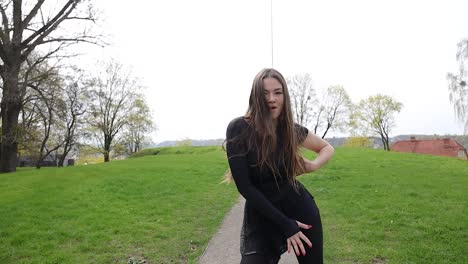 Elegante-Bailarina-Mostrando-Sus-Movimientos-En-Un-Parque-Tranquilo