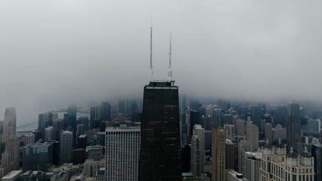 Hyperlapse-Drohnenaufnahme-Von-Nebel,-Der-Sich-über-Das-John-Hancock-Gebäude-Bewegt,-Bewölkter-Abend-In-Chicago,-USA
