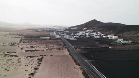 Soo-Pueblo-En-Lanzarote-Con-Pico-Colorado