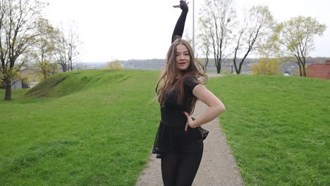 Impresionante-Bailarina-Mostrando-Sus-Habilidades-En-Un-Parque