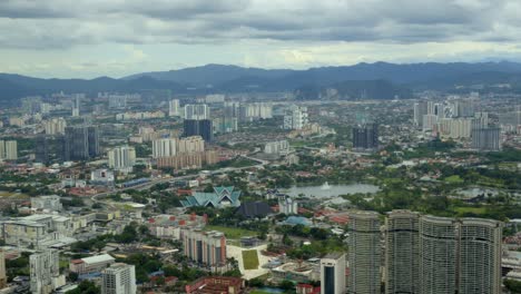 Blick-Von-Den-Petronas-Twin-Towers-Kuala-Lumpur-Auf-Das-Hop-on-Hop-off-Hop-on-Hop-off-Nationalmuseum-Am-Titiwangsa-See