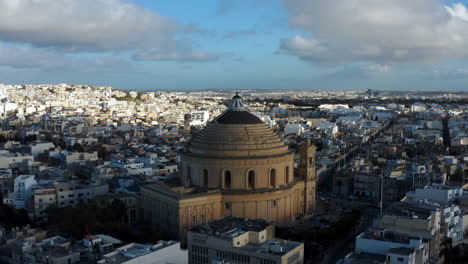 Iglesia-Católica-Abovedada-Del-Siglo-XVII-Con-Arquitectura-Neoclásica-En-La-Plaza-De-La-Rotonda,-Mosta,-Malta