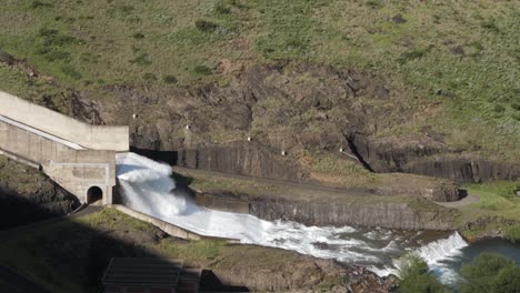 Volcar-El-Balde-Al-Final-Del-Aliviadero-De-La-Represa-Hidroeléctrica-Disipa-La-Fuerza-Erosiva