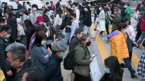 Chinese-pedestrians-walk-through-a-busy-zebra-crossing-junction-in-Hong-Kong