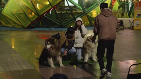 Pareja-Vietnamita-Con-Sus-Dos-Perros-Grandes-Posando-Para-Una-Foto