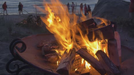 Menschenmassen-Beobachten-Bei-Sonnenuntergang-Brennende-Lagerfeuer-Am-Strand-Von-Lettland