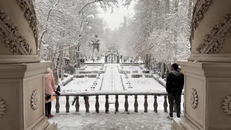 Marmor-Steinsäulen-Spiraldesign-In-Einem-Historischen,-Alten,-Traditionellen-Palast,-Hauspavillon-In-Einem-Persischen-Garten-Im-Iran,-Teheran,-Stadtzentrum,-Straßenhaus,-Winterschnee,-Symmetrisch,-Weite-Landschaft,-Kinoblick