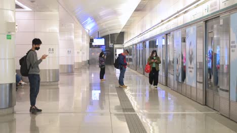 Los-Viajeros-Esperan-Que-Un-Tren-Del-Aeropuerto-Llegue-A-Una-Estación-De-Metro-En-Hong-Kong