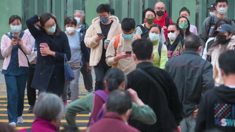 Los-Peatones-Caminan-A-Través-De-Un-Concurrido-Cruce-De-Cebra-En-Una-De-Las-Zonas-Más-Frecuentadas-De-Hong-Kong.