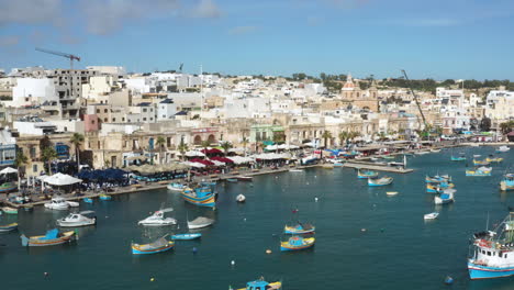 Luftaufnahme-Des-Hafens-Von-Marsaxlokk-Mit-Bunten-Booten-In-Der-Bucht-Von-Malta