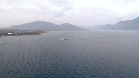 Ferry-De-Vista-Aérea-En-El-Lago-Iseo-En-Italia