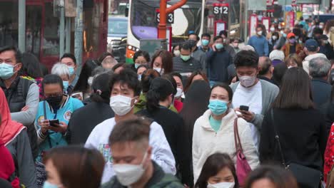 Chinesische-Fußgänger-Laufen-Durch-Einen-Hektischen-Und-überfüllten-Zebrastreifen-In-Einer-Der-Am-Stärksten-Frequentierten-Gegenden-Hongkongs