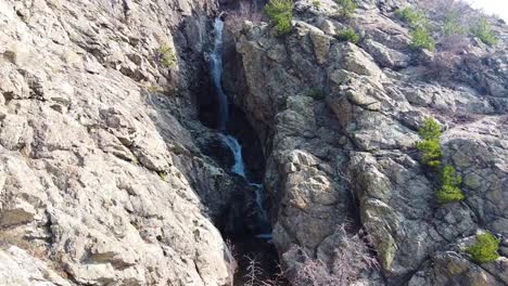 Flug-Zu-Einem-Wasserfall-Im-Balkangebirge-In-Der-Nähe-Der-Stadt-Sopot,-Bulgarien