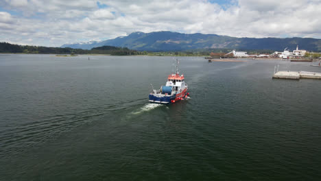 Tugboat-Sailing-Across-The-Waters-In-Port-Alberni,-BC,-Canada