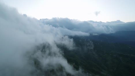 Nubes-Cirros-Blancas-Moviéndose-Sobre-El-Monte-Batur-En-Bali-En-Un-Día-Soleado