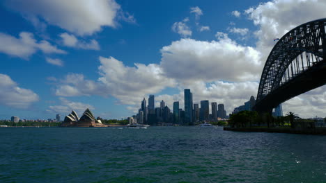 Sydney-Opera-House-Und-Die-Berühmte-Harbour-Bridge-Von-Einem-Aussichtspunkt-über-Den-Parramatta-River-Aus-Gesehen,-Stabil,-Ruhig-Und-Entspannend-In-Panoramischer-Und-Malerischer-Weitwinkelansicht