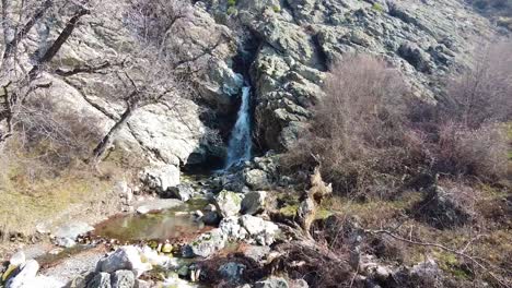 Flug-über-Einen-Fluss,-Der-In-Einem-Wasserfall-Im-Balkangebirge-In-Der-Nähe-Der-Stadt-Sopot,-Bulgarien,-Endet