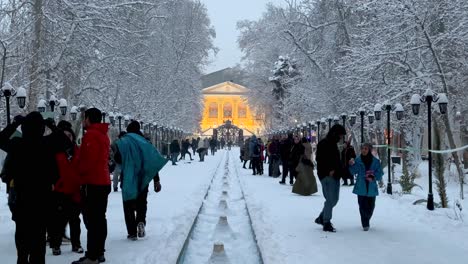 Goldenes-Lichtdesign-Im-Sonnenuntergang,-Dämmerung,-Dämmerung,-Teheraner-Kinomuseum,-Weißes-Haus,-Altes,-Traditionelles-Architektonisches-Design,-Palast-Im-Winter,-Menschen,-Die-Um-Touristenattraktionen-Entlang-Des-Springbrunnenpools-Spazieren