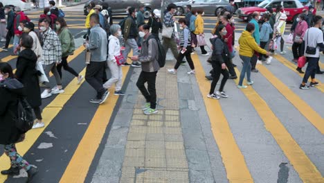 Fußgänger-Hetzen-Und-Laufen-An-Einer-Hektischen-Zebrastreifenkreuzung-In-Einer-Der-Am-Stärksten-Frequentierten-Gegenden-Hongkongs