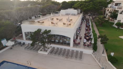 Luftaufnahme-Eines-Luxuriösen-Restaurants-Mit-Swimmingpool-In-Cala-De-Oro-Auf-Der-Insel-Mallorca
