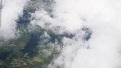 Blick-Aus-Dem-Flugzeugfenster,-Darunter-Ziehen-Wolken-Vorbei