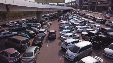 Luftaufnahme-Eines-4x4-Autos,-Das-Auf-Einem-überfüllten-Parkplatz-In-Bangkok,-Thailand,-Nach-Einem-Parkplatz-Sucht