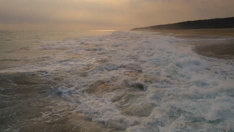 Luftstoßaufnahme-über-Den-Brechenden-Wellen-Während-Des-Sonnenuntergangs-In-Bordeira,-Portugal