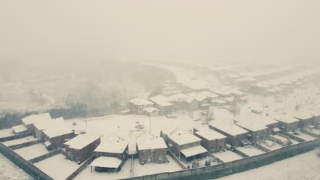 Un-Dron-Aéreo-Disparó-Sobre-Un-Barrio-Residencial-Durante-Una-Traicionera-Tormenta-De-Nieve,-Las-Carreteras-Y-Las-Casas-Estaban-Cubiertas-Por-Una-Capa-De-Nieve-Blanca,-Toronto,-Canadá