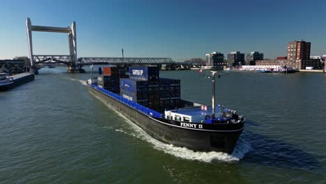 Luftaufnahme-Eines-Transportbootes,-Das-Sich-Mit-Containern-Durch-Den-Kanal-Von-Dordt-In-Den-Niederlanden-Bewegt