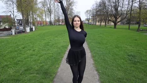 Bailarina-Enérgica-Mostrando-Sus-Movimientos-En-Un-Parque