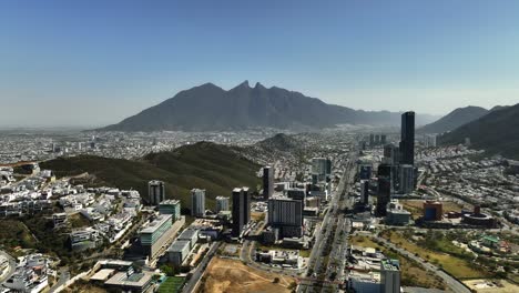 Descripción-Aérea-Del-Centro-De-La-Ciudad-Del-Soleado-San-Pedro-Garza-Garcia,-Monterrey,-México