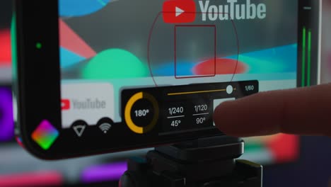 Vista-De-Cerca-De-La-Comprobación-De-Los-Dedos-En-La-Configuración-De-Video-De-La-Cámara-En-El-Iphone-En-Modo-Horizontal-En-El-Trípode