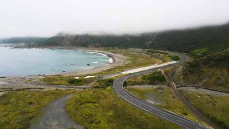 Carretera-Estatal-De-Nueva-Zelanda-Por-Paraíso-Playa-De-La-Bahía-De-Okiwi-En-La-Costa-De-Kaikuora,-Antena