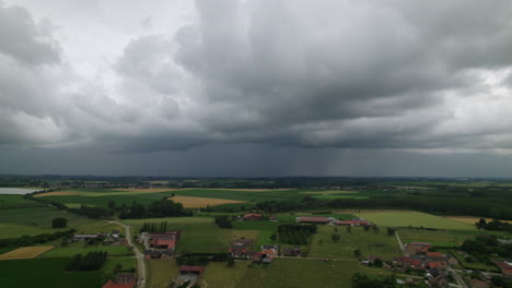 Nubes-Oscuras-Moviéndose-Sobre-Los-Campos-De-Bélgica