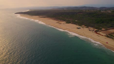 Luftaufnahme-Der-Landschaft-Bei-Sonnenuntergang-Am-Strand-In-Oaxaca,-Mexiko