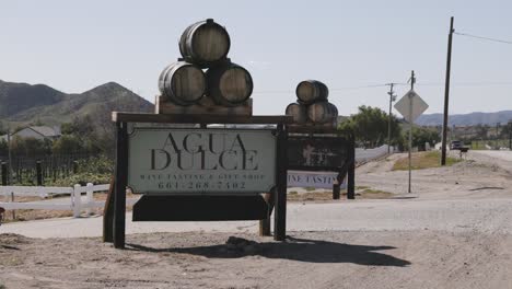 Toma-Estática-De-Mano-De-La-Entrada-De-La-Cata-De-Vinos-De-Agua-Dulce-Tomada-Durante-Un-Día-Soleado-En-California