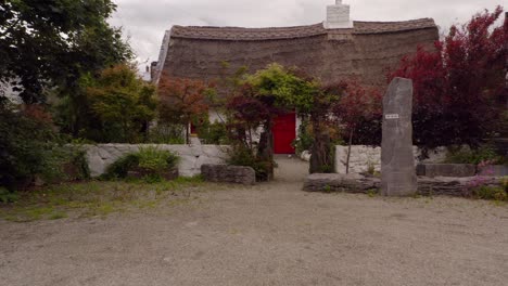 Traditionelles-Irisches-Cottage-In-Claddagh,-Galway,-Irland.-Rückfahrkamera-Aus-Der-Luft