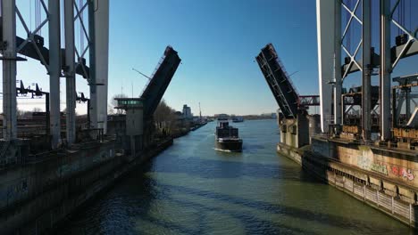 Antena:-El-Puente-Levadizo-Se-Abre-Lentamente-Para-El-Gran-Portacontenedores-Que-Navega-A-Través-De-él-En-Dordrecht,-Países-Bajos