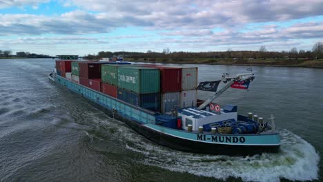 Luftaufnahme:-Transportschiff-„Mi-Mundo“,-Das-Durch-Die-Kanäle-Von-Zwijndrecht,-Niederlande,-Fährt