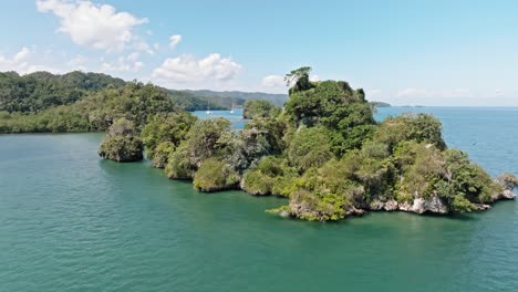 Islotes-Del-Parque-Nacional-Los-Haitises-En-La-República-Dominicana