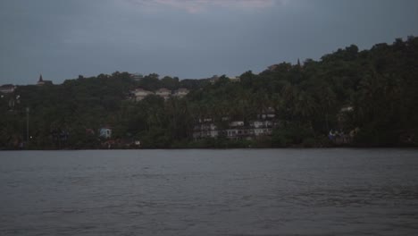 Una-Vista-Panorámica-De-La-Orilla-Del-Río-Mandovi-Y-Las-Lujosas-Casas-Residenciales-Construidas-A-Lo-Largo-De-La-Orilla-Del-Río-Mientras-El-Sol-Se-Pone-En-Una-Hermosa-Tarde,-Goa,-India