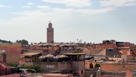 Vista-Aérea-Del-Horizonte-De-Marrakech-Con-El-Minarete-De-La-Mezquita-Koutoubia-En-Marruecos