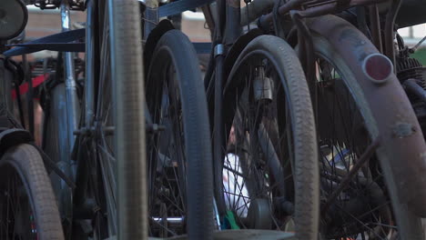 Coche-De-Pescador-Holandés-Tradicional,-Llevando-Las-Bicicletas-Sacadas-De-Los-Canales-De-Los-Países-Bajos