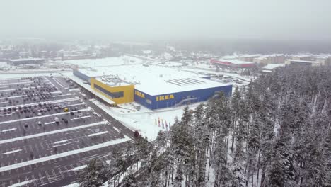 Von-Oben:-IKEAs-Winterwunderland-Wald-Und-Verschneiter-Autoparkplatz