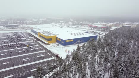 Desde-Arriba:-El-Bosque-Del-País-De-Las-Maravillas-Invernal-De-Ikea-Riga-Y-El-Lote-De-Autos-Nevados